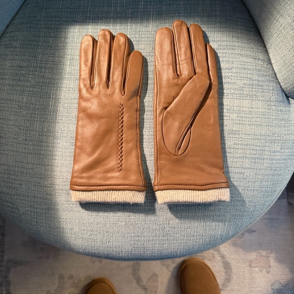 Dsane Accessories - Elegant Sheepskin Leather Gloves with Cashmere Lining